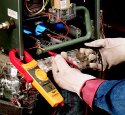 使用多功能鉗形表測試電壓。